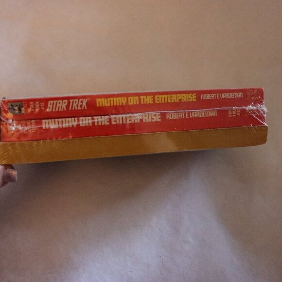 Mutiny on the Enterprise Novel by Robert E. Vardeman, Star Trek Paperback NWT - Picture 2 of 3